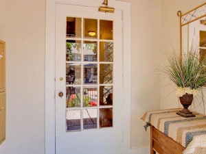 coronaexteriordoor